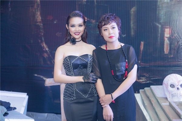 
Diệp Bảo Ngọc v&agrave; đạo diễn Đặng Th&aacute;i Huyền chụp ảnh c&ugrave;ng nhau h&ocirc;m họp b&aacute;o ra mắt đo&agrave;n phim.
