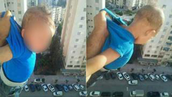 
Bức ảnh bé trai bị người thân treo lơ lửng phía ngoài cửa sổ căn hộ trên tầng cao gây bức xúc dư luận Algeria. Ảnh: Facebook.

