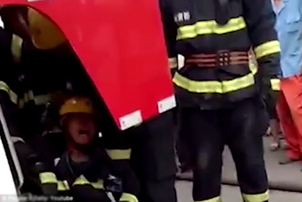 
Hình ảnh người lính cứu hỏa khóc vì mất vợ khiến hàng nghìn người dùng mạng thương cảm.
