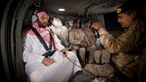 
Bộ trưởng Quốc ph&ograve;ng Mohammed bin Salman trong chuyến thăm c&aacute;c đơn vị qu&acirc;n đội Arab Saudi đ&oacute;ng qu&acirc;n ở ph&iacute;a nam hồi th&aacute;ng 3/2015. Ảnh: SPA.
