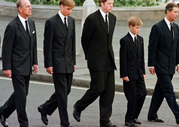 
5 người đàn ông đi sau linh cữu Công nương Diana trong tang lễ. Ảnh: AFP.
