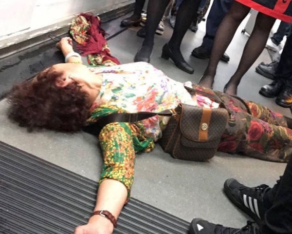 
Bức ảnh người phụ nữ cố thủ trên sàn máy bay được lan truyền trên mạng xã hội Trung Quốc.
