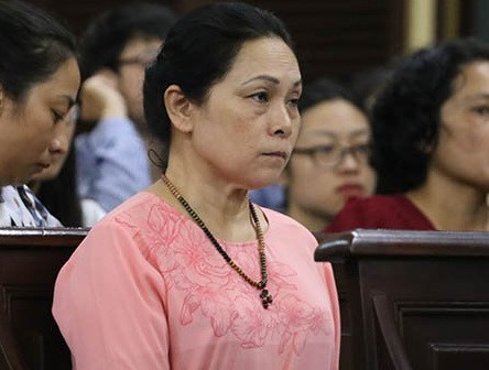 
Bà Hồ Mai Phương theo dõi phiên xử.
