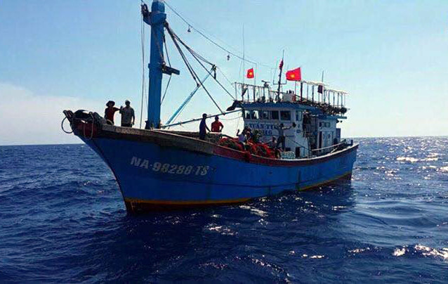 
Tàu cá cùng 17 ngư dân gặp nạn trên biển được đưa về bờ an toàn. Ảnh: CTV.
