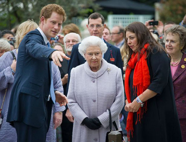 
Hoàng tử Harry (trái) trong một hoạt động từ thiện cùng bà nội - Nữ hoàng Anh.

