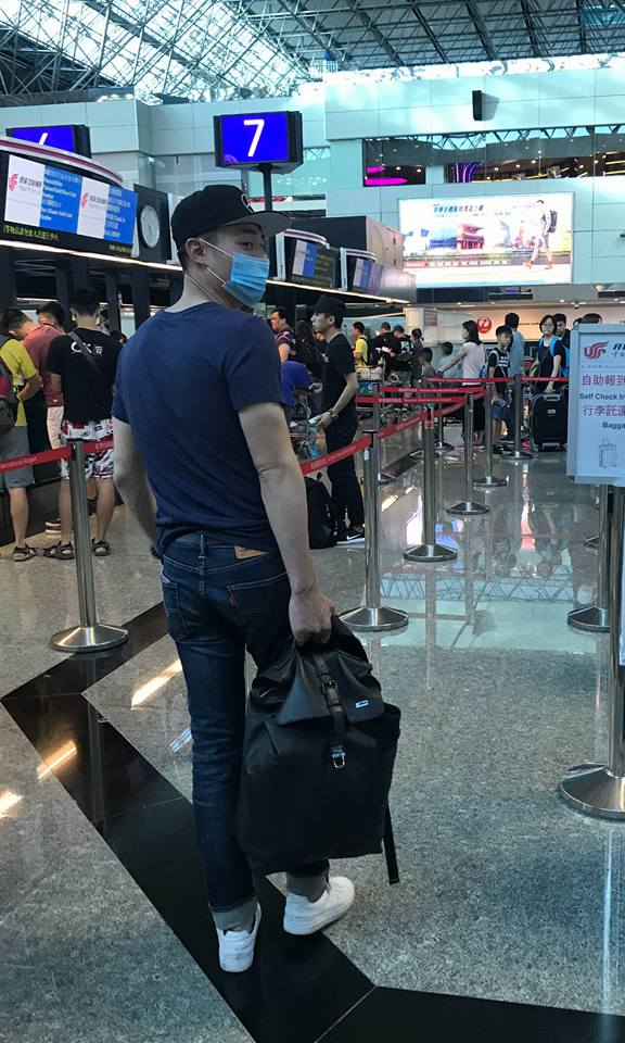 
Một người dùng Weibo hôm 25/6 chia sẻ bức hình Hoắc Kiến Hoa tại sân bay ở Đài Bắc. Ngôi sao Hoa ngữ đi một mình, anh đeo khẩu trang kín mít, ăn mặc giản dị, tuy nhiên vẫn nhiều người nhận ra anh.
