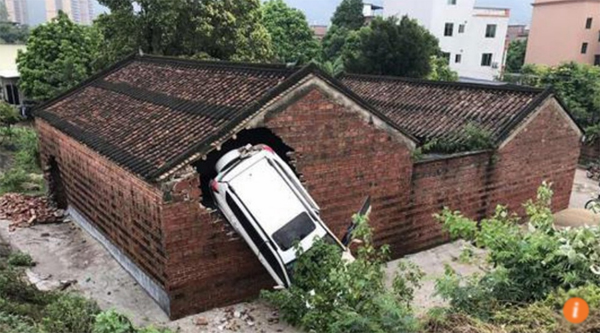 Chiếc xế hộp màu trắng mất kiểm soát đâm vào tường đền hôm 22/6.
