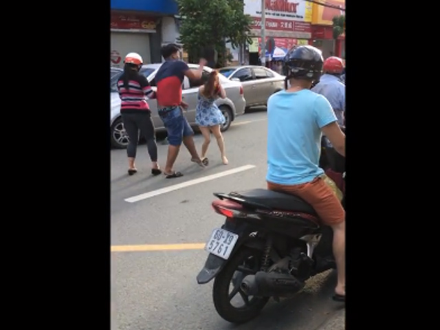 
Nam thanh niên dùng mũ bảo hiểm đập vỡ kính xe ô tô và đập vào đầu cô gái sau va chạm giao thông (ảnh cắt từ clip)

