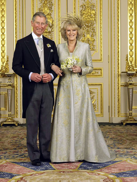 
Th&aacute;i tử Charles hiện sống hạnh ph&uacute;c với b&agrave; Camilla.
