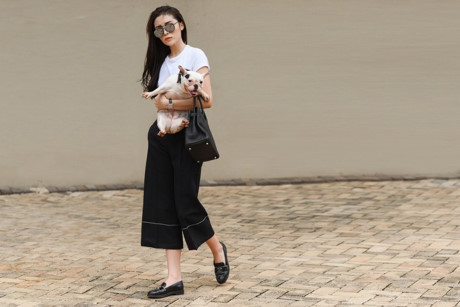 Với 2 tông màu đen - trắng làm chủ đạo, Kỳ Duyên mix áo thun cùng quần culottes đi kèm là phụ kiện như giầy Chanel, túi xách Hermes Birkin, mắt kính Gentle Monster