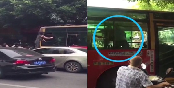 
Người phụ nữ trèo lên mui xe của mình rồi chui vào xe buýt qua lối cửa sổ và đánh nhau với tài xế.
