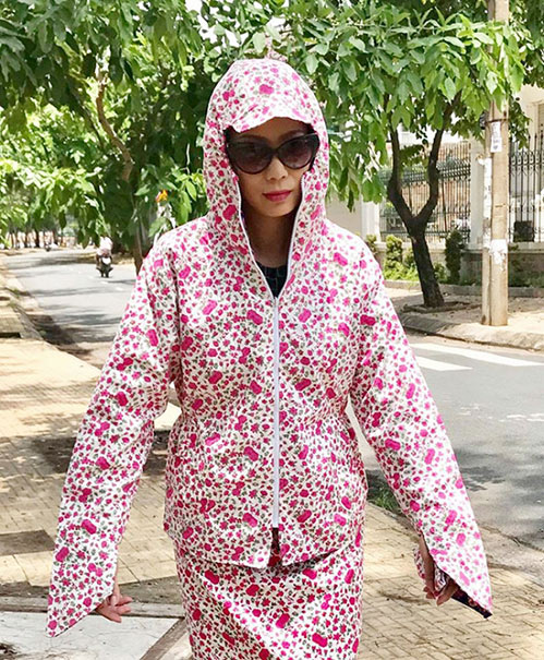 Á hậu Trịnh Kim Chi chơi cả bộ chống nắng mà vẫn nhăn nhó
