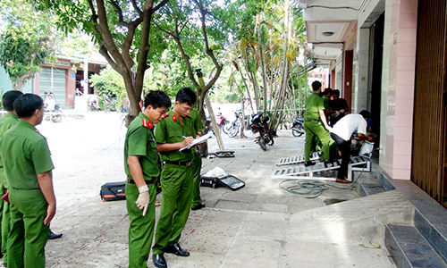 Cảnh s&aacute;t kh&aacute;m nghiệm hiện trường. Ảnh: Nguyễn Dương.