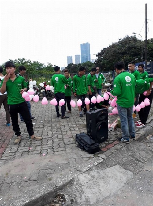 Được 500 anh em gi&uacute;p sức, t&agrave;i xế Grabbike đ&atilde; c&oacute; m&agrave;n cầu h&ocirc;n dưới mưa si&ecirc;u l&atilde;ng mạn như thế n&agrave;y đ&acirc;y! - Ảnh 1.