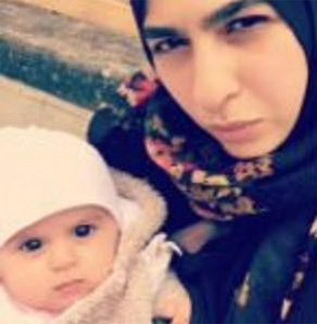 
Bé gái 6 tháng tuổi Leena Belkadi và mẹ Farah Hamdan được phát hiện ở cầu thang nối tầng 19 với 20.

