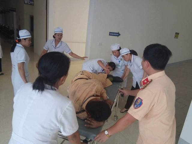 Thượng uý Nguyễn Anh Đức khi được cấp cứu tại Bệnh viện Hồng Lĩnh.
