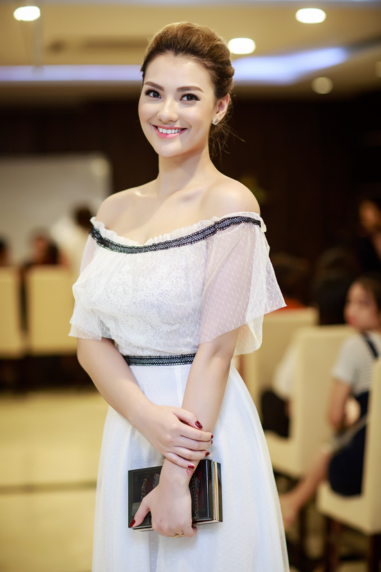 Tối 1/7, Hồng Quế rạng rỡ tham gia sự kiện ở Hà Nội. Cô diện váy ren trắng trễ nải của NTK Hà Duy, khoe trọn vai trần quyến rũ và nhan sắc mặn mà của gái một con.