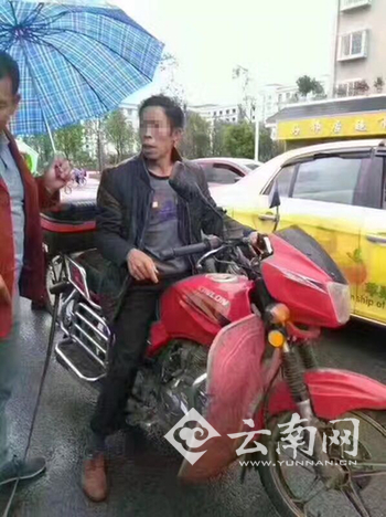 
Người đ&agrave;n &ocirc;ng tự nhận l&agrave; bố ruột của b&eacute; trai.
