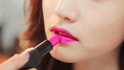 N&ecirc;n hay kh&ocirc;ng n&ecirc;n cấm nữ sinh trang điểm, t&ocirc; son đến trường, vẫn c&ograve;n c&oacute; nhiều &yacute; kiến tr&aacute;i chiều.