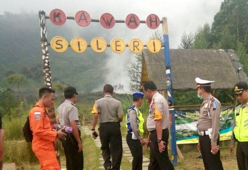 
Đường dẫn l&ecirc;n miệng n&uacute;i lửa Sileri. (Ảnh: AP)
