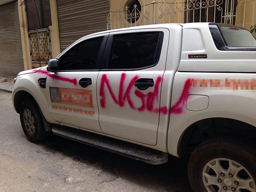 
Ô tô đỗ trong ngõ bị sơn xịt chữ “NGU” trên thân xe.
