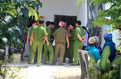 Cảnh s&aacute;t kh&aacute;m nghiệm, l&agrave;m r&otilde; nguy&ecirc;n nh&acirc;n. Ảnh: Nguy&ecirc;n Dương.