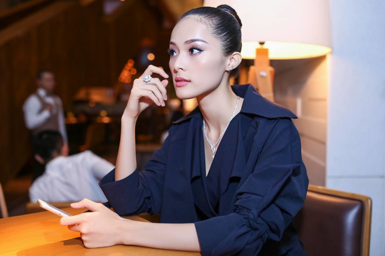 Dù trang điểm đậm, nhưng Hạ Vi vẫn không giấu nổi cơ thể gầy gò, má hóp