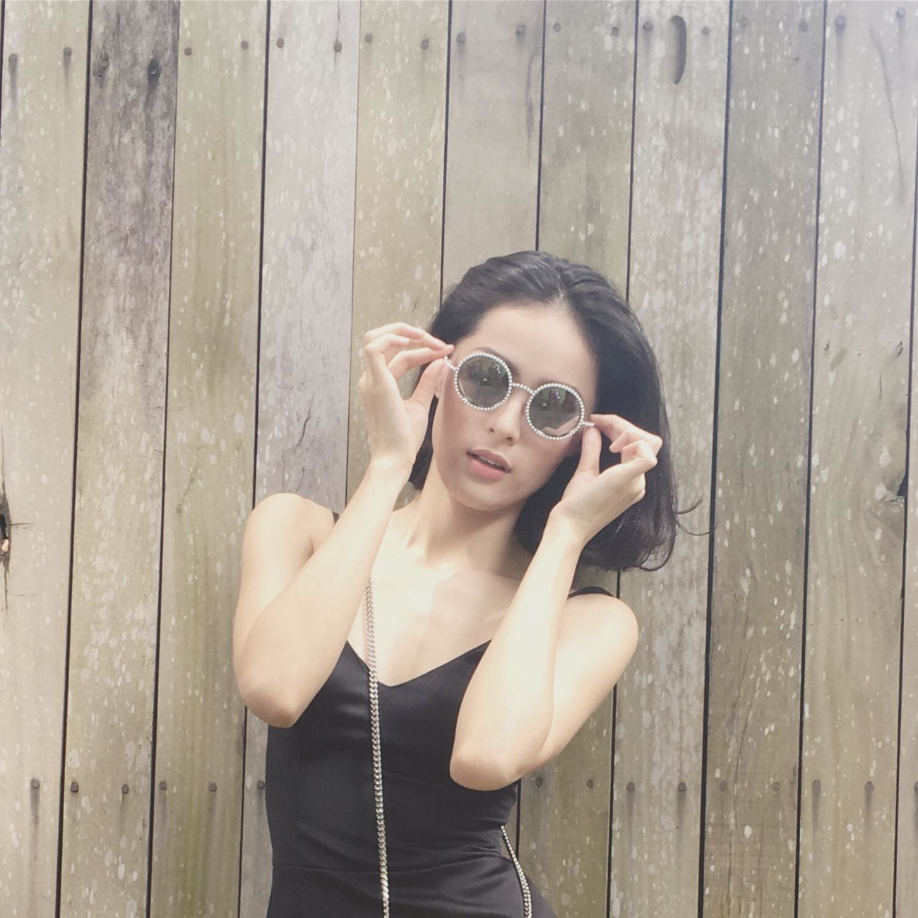 Dù có vòng eo con kiến mơ ước nhưng Hạ Vi trông thiếu sức sống hơn hẳn.