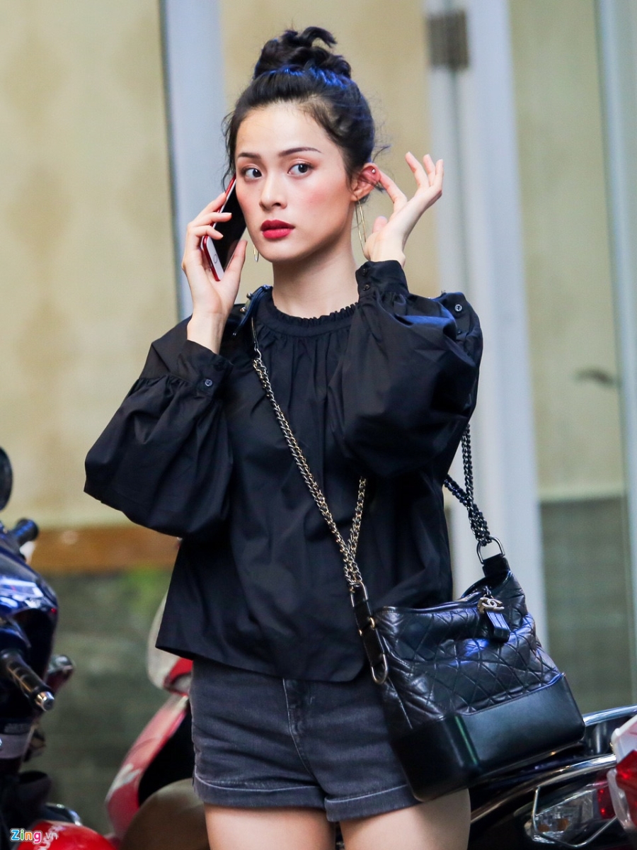 Đến hiện tại, ngoài chia sẻ lý do chia tay là không tìm được tiếng nói chung, Hạ Vi chưa tiết lộ thêm bất cứ điều gì xung quanh quyết định của mình. Cường Đô La cũng chọn cách giữ im lặng. Sau nhiều nhận xét tiêu cực về sự xuống sắc quá nhanh, Hạ Vi đã lấy lại được hình ảnh xinh đẹp với thần thái tươi vui