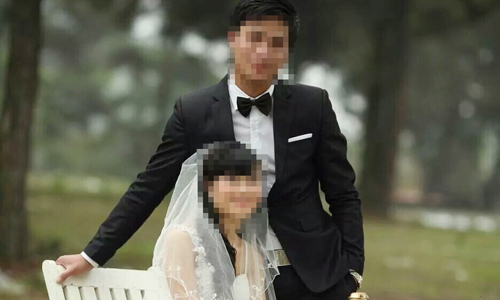 
Cô dâu và chú rể giả cũng chụp ảnh cưới như bao đôi tân hôn khác. Ảnh: Nguyễn Xuân Thiện.
