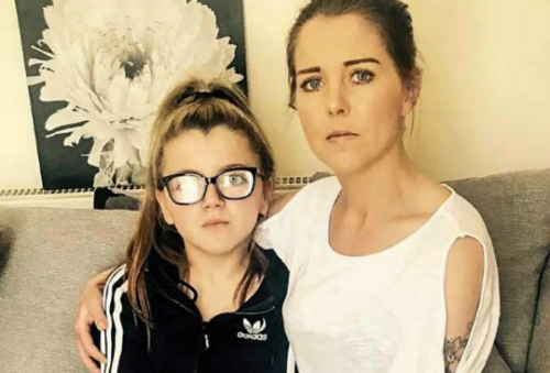 
Chị Kelly Carberry v&agrave; c&ocirc; con g&aacute;i 13 tuổi. Ảnh: Facebook.
