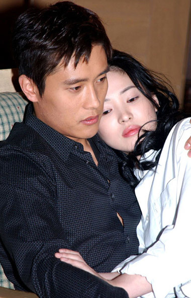 
Song Hye Kyo và tài tử Lee Byung Hyn. Ảnh: Cri.
