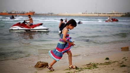 
Một bé gái người Libya dạo chơi trên bờ biển tại thủ đô Tripoli. Ảnh: Reuters
