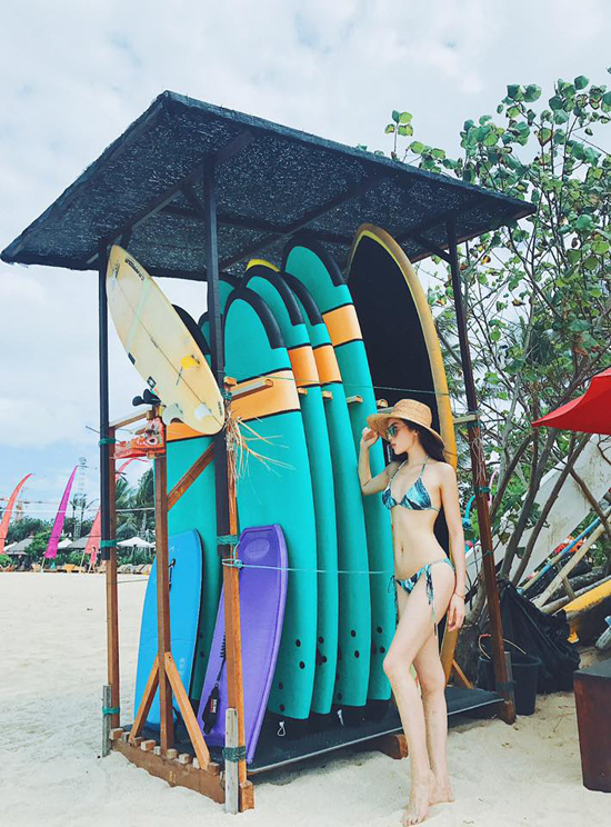 
Trên trang cá nhân, Hoa hậu Việt Nam 2014 chia sẻ một vài hình ảnh mới trong chuyến du lịch Bali. Cô diện bikini, khoe vóc dáng chuẩn, không chút mỡ thừa giữa không gian biển trời trong lành.
