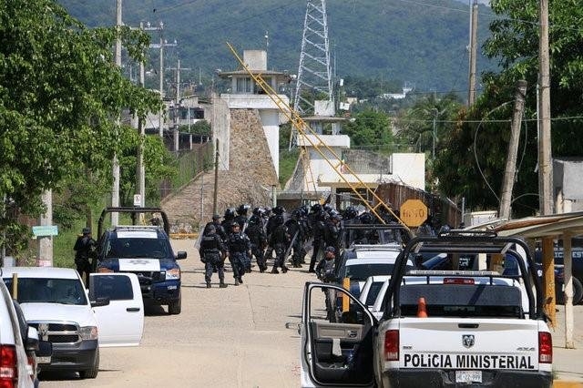 
Cảnh s&aacute;t chống bạo động tiếp cận khu nh&agrave; t&ugrave; tại th&agrave;nh phố Acapulco, Mexico - Ảnh: Reuters
