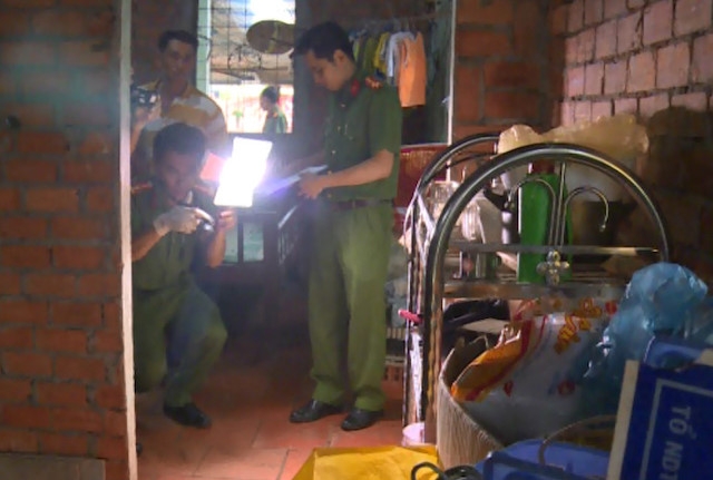 Cảnh sát khám nghiệm hiện trường. Ảnh C.A.
