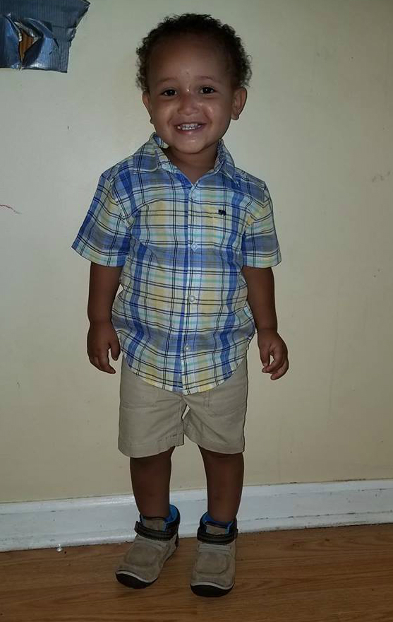 Cậu b&eacute; Jaxson l&eacute;m lỉnh.