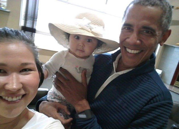 
Jolene Jackinsky chụp cựu Tổng thống Obama bế con gái 6 tháng tuổi (Ảnh: Jolene Jackinsky)
