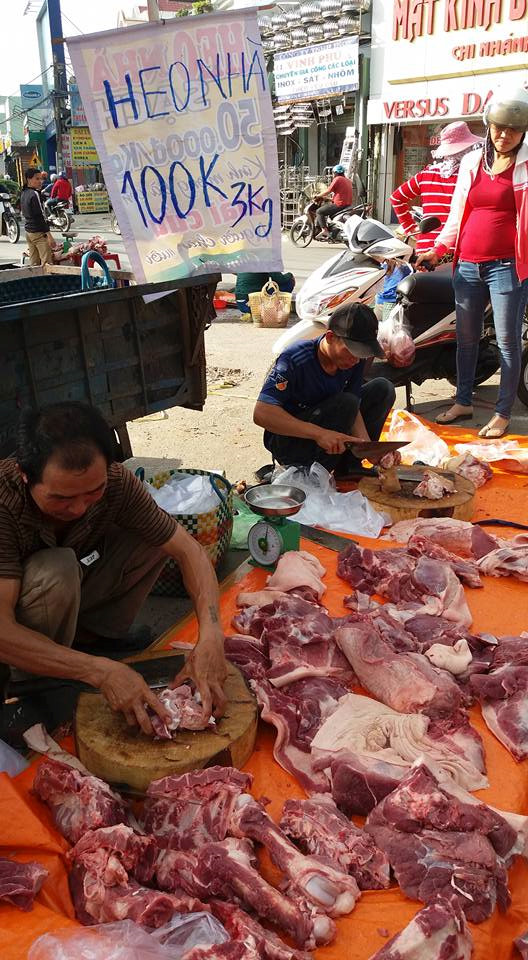 
Thịt heo bày bán ven đường với giá 100.000 đồng/3 kg. Ảnh: H. Nguyên.
