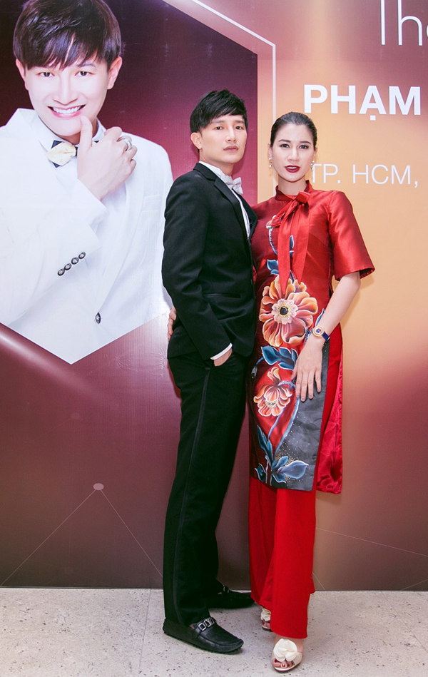 Trang Trần diện áo dài cách tân của nhà thiết kế Minh Châu dự sự kiện tối 9/7. Cô chúc mừng bạn thân - dược sĩ Tiến vừa đăng quang Nam vương trong cuộc thi tổ chức ở Mỹ.