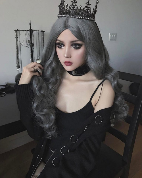 
Phần lớn những người kh&aacute;c phải trải qua phẫu thuật thẩm mỹ để giống b&uacute;p b&ecirc; Barbie v&agrave; Ken đời thực, nhưng ri&ecirc;ng Kina Shen - người mẫu 25 tuổi người Trung Quốc - chỉ cần trang điểm v&agrave; đội t&oacute;c giả l&agrave; đ&atilde; đủ khiến người đối diện phải ngạc nhi&ecirc;n về vẻ ngo&agrave;i y hệt b&uacute;p b&ecirc; của m&igrave;nh.
