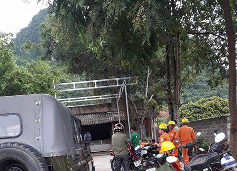 C&ocirc;ng nh&acirc;n ng&agrave;nh điện lực tới giải quyết sự cố.