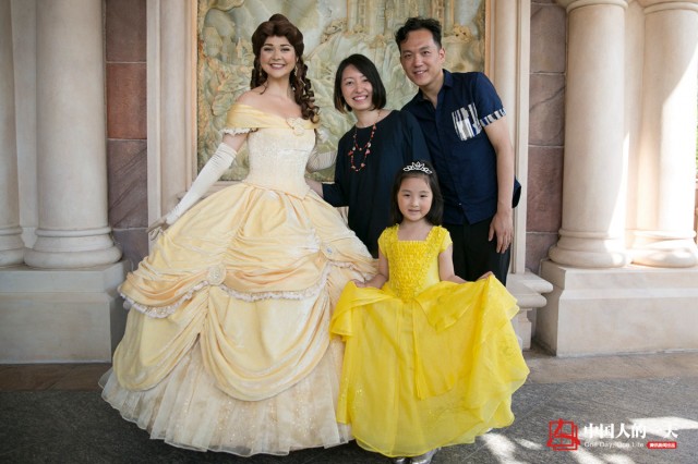 Bánh Bao và bố đi chơi công viên Disney. (Ảnh: Internet)