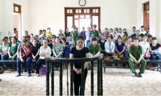 
Bị c&aacute;o Tạ Thị Phương trước v&agrave;nh m&oacute;ng ngựa
