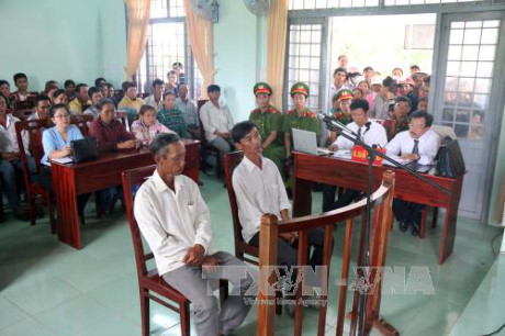 
Đây là vụ án thu hút sự quan tâm đặt biệt của dư luận vì hai người bị truy tố tội nhận hối lộ là nông dân.
