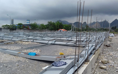 Hiện trường công trình nhà xưởng rộng 4.000 m2 đổ sập. Ảnh: T.L.