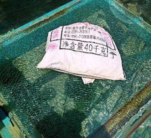 
Cầu k&iacute;nh bị nứt sau khi bị đập bằng đ&aacute;. Ảnh: Shanghaiist.
