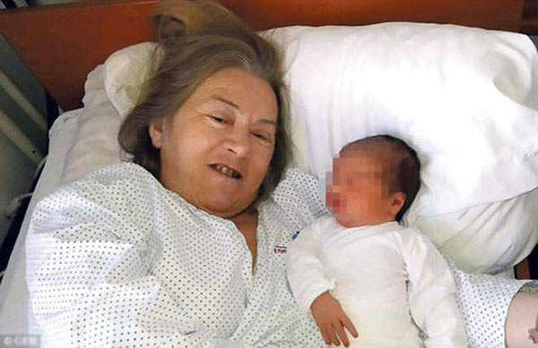 
B&agrave; Atifa 60 tuổi mới sinh được con g&aacute;i đầu l&ograve;ng.
