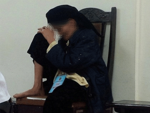 
Mẹ nạn nh&acirc;n Mai Văn Tu&acirc;n tại phi&ecirc;n t&ograve;a x&eacute;t xử kẻ tham gia s&aacute;t hại con m&igrave;nh 
