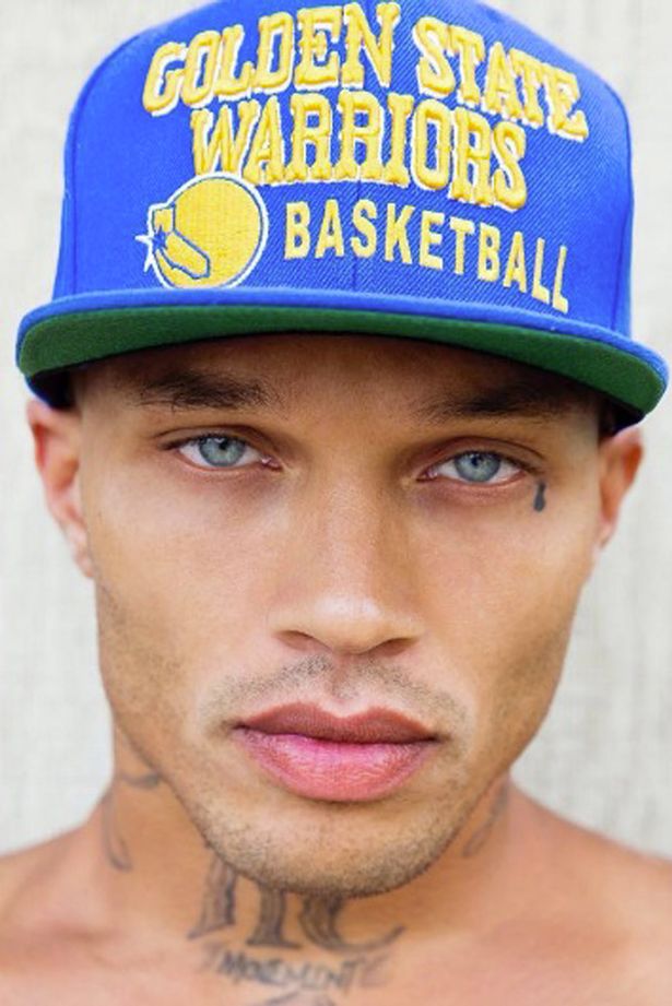 
Jeremy Meeks sở hữu gương mặt điển trai g&oacute;c cạnh, đặc biệt l&agrave; đ&ocirc;i mắt xanh quyến rũ. (Ảnh: dailymail)

